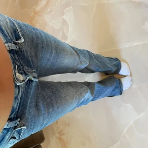 jeans - säljer dessa jeans från HM, strl 36, det är lite slitningar längst ner men inget man ser, lite långa på mig som är 164💓