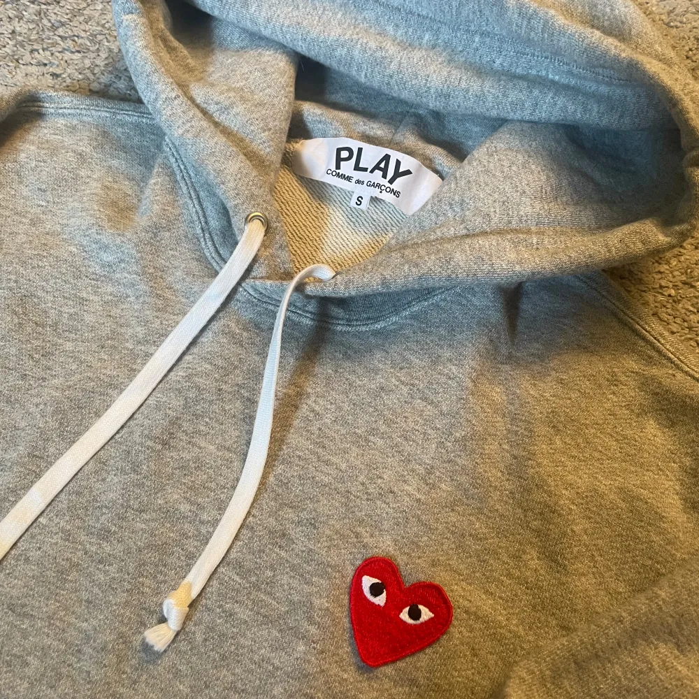 Säljer denna feta cdg hoodie då den var för liten för mig använd endast 3 gånger så den är nästintill helt ny 999kr. Hoodies.