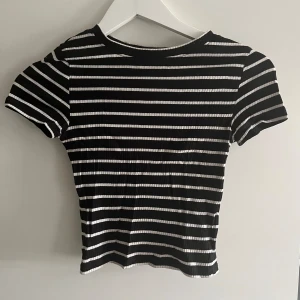 Randig tshirt - Använd en del, men i fint skick. Väldigt tight och ger en fin figur💗