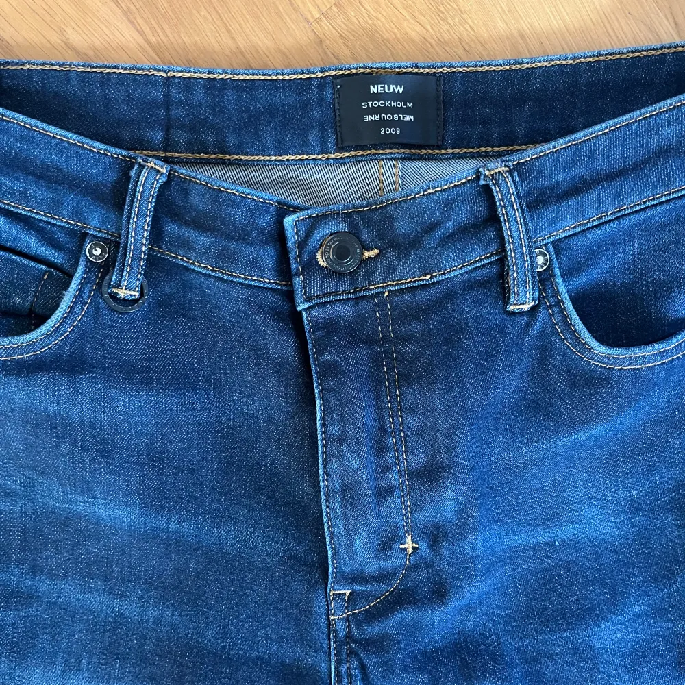 Säljer ett par neuw jeans i riktigt fint skick och inte använda mycket! Storlek: 32/32 Modell: Lou slim. Jeans & Byxor.