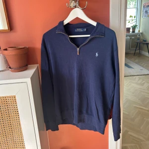 Säljer denna mörkblå half zip från Ralph lauren - Säljer denna half zipen från Ralph lauren då den nu är lite för liten för mig. Ett litet hål vid märket (se bild 3) men syns inte på. Pris är diskuterbart och hör gärna av er vid minste lila fundering. Sitter som en xs- s