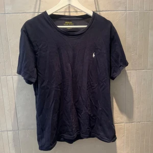 Ralph lauren t-shirt  - Hej Jag säljer min Ralph lauren t-shirt då den har blivit för liten. Den är i fint skick utan skador. Har ni några frågor är det bara att fråga.