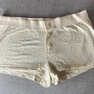 Brandy Melville shorts - Ett par jättefina shorts från Brandy Melville! Aldrig använda då jag köpte dom utan att testa dom och var för snabb att ta bort lappen💕