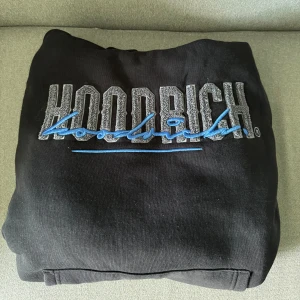 Hoodrich hoodie  - Säljer min nästintill oanvända hoodrich hoodie, den är köpt för några månader sedan och den har bara legat i garderoben! Därför väljer jag att sälja den och den är i väldigt bra skick. Skriv om ni har några funderingar, priset kan såklart diskuteras 