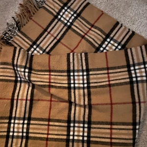 Burberry halsduk - Halsduk i bra skick och knappast använd 