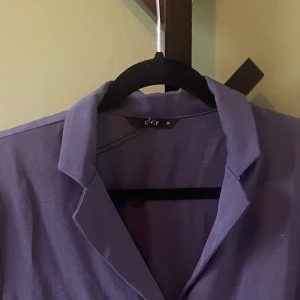 Kortärmad skjorta  - Kortärmad skjorta från Only. Något blåare i verkligheten. 