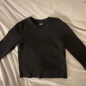 Långärmad tröja  - Hej! Säljer denna sköna och snygga basic långärmade tröjan ifrån Gina. Antingen köpte jag den för 199 kr eller 299 men kommer att sälja för 89 kr ❤️ Storlek M
