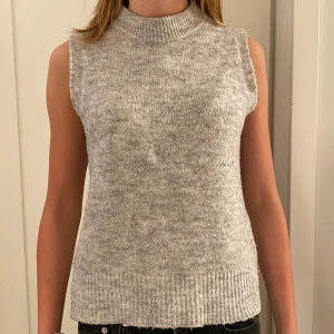 Design by si stickad väst - Säljer denna ur fina stickade västen från design by si, jättefint skick och nästan inga noppror, perfekt nu inför hösten!!