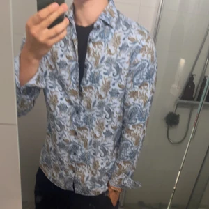 Stenströms skjorta - En riktigt fet skjorta från Stenströms🏦 Kostar runt 2 000 kr ny och är sällsynt Påkostat material Unik skjorta som får många komplimanger🌟👊 Passformen är ”Stenströms Slimline” med andra ord sitter den som den ska vid axelpartiet och tightar till ner