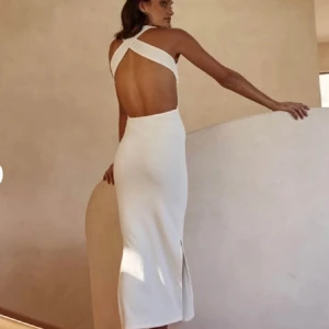 Lång klänning med öppen rygg  - Klänningen är i storlek L men funkar för M också. Har sytt in extra tyg på insidan av framdelen eftersom originalet var tunt. 