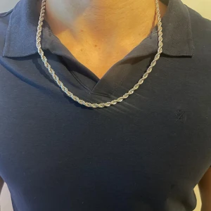 Cordell kedja  - Cordell armband är slut men det finns fåtal halsband kvar så det är först till kvarn. Information om halsbanden hittar ni i tidigare annonser/Jewerlisss