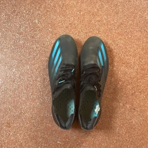Adidas X ghosted.1       Storlek 43 - Säljer nu mitt par av högsta modellen av Adidas X ghosted i Storlek 43 då jag aldrig använder dom. Dom är använda i 2 träningar på GRÄS! och därför lite smutsiga på bild. Skorna är i toppskick (ej skadade). Mitt Pris: 600 kr, Nypris: 3000 kr