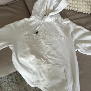 Peak Performance hoodie - Lite sliten, i använt skick men inga hål slitmärken eller liknande