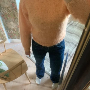 Fin hemstickad rosa tröja m puffärm - Superfin hemmastickad tröja med liten puffärm, använd men utan defekter. Uppskattad i storlek xs  Kan skickas eller hämtas i Umeå🔆