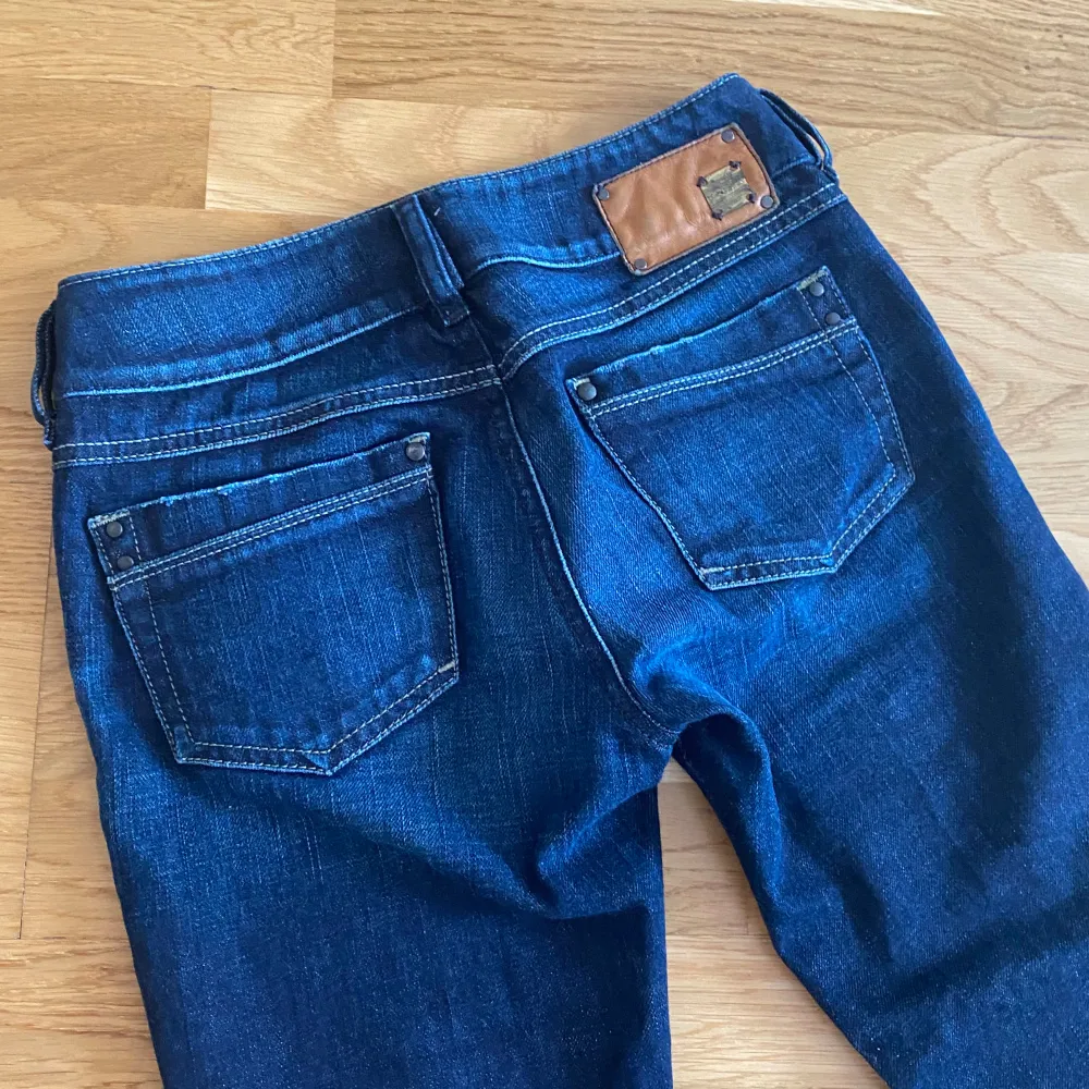 Säljer ett par låga och utsvängda diesel jeans då de är för små 😊  Midjemått: 34 cm Höfter: 45 cm  Innerbenslängd: 78 cm  Total längd: 99 cm  Benvidd: 22 cm . Jeans & Byxor.