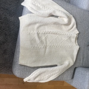 En tjocktröja🫶🏼 - En fin tjock tröja som har andvänds ett par antal gånger men den är så gott som ny 🫶🏼 den är 140 men den är väldigt oversize och jag är 160 och jag kan ha den jag har kaniner och hundar så ni vet skriv om ni undrar något 🫶🏼🫶🏼