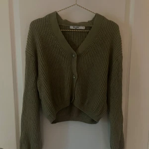 Stickad kofta från NA-KD - grön kofta från NA-KD, endast använd en gång, inga defekter 