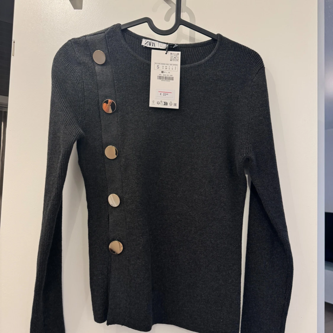 Tröja med guldknappar