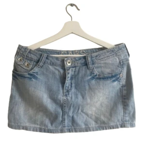 Vintage jeanskjol - En ljusblå vintage jeanskjol från Cars jeans i fint skick! storlek S