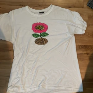 Stussy T shirt  - vit Stussy t shirt storlek M