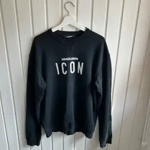 Säljer denna dsquared2 sweatshirten, storlek - XL men sitter som en L, Pris 1000kr Grymt skick finns en lite solblekt fläck på den skriv privat för fler bilder🙏