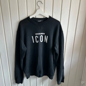 DSQUARED2 ICON SWEATSHIRT  - Säljer denna dsquared2 sweatshirten, storlek - XL men sitter som en L, Pris 1000kr Grymt skick finns en lite solblekt fläck på den skriv privat för fler bilder🙏