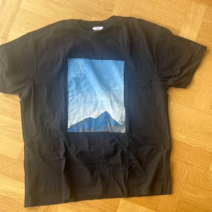 Svart t-shirt med tryck  - Svart t-shirt med tryck från envi. Storlek XL.