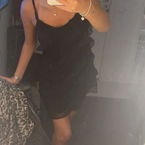 Klänning med volanger!  - Helt oanvänd klänning med volanger! Inga defekter och banden är justerbara 💕💕🙌🏽 passar bra för mig som är 1,67! Skriv privat för fler bilder 💞🙌🏽