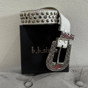 b.b simon belt  - Hej, jag säljer en jätte fin bälte som är nästan helt ny. Jag har använt den exakt 2 gånger, jag säljer den eftersom jag behöver lite pengar just nu!!   Skriv om du undrar något eller om du vill se mer bilder!!
