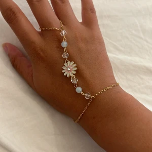 Snygg armband 30 kr - Har använt den två gånger och den är bra i skick.