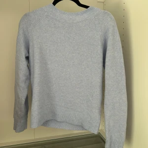 Stickad tröja - Fin, lite nopprig 