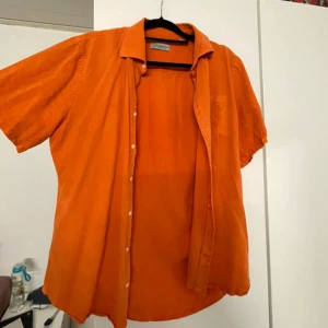 Skjorta  - Skjorta från lagency, super snygg och skönt material, använd få gånger Köpt från best of brands för 1300:-