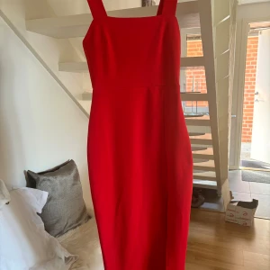 Röd klänning  - Röd klänning med slits, zara, 150kr