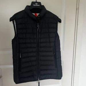 Svart väst från Parajumpers - Använd men i fint skick. Säljes då den inte används längre 