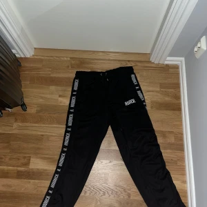 Hoodrich byxor - Säljer Hoodrich byxor som jag köpte i fel storlek det är XL men passar också L, skulle mer säga att byxorna passar dig som är 192-175 eller om du vanligt vis har L i byxor, super bra skick, pris kan diskuteras vid snabb affär 