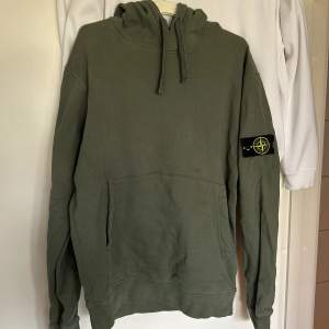 Stone island hoodie. Ej autentisk  Stl XL men passar även L  Liten fläck som syns på bild men går säkert bort i tvätt. Ej autentisk  