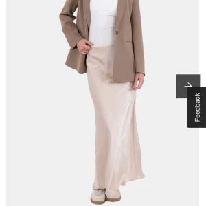 Neo Noir satin kjol - Super bra skick då den endast är använd vid ett tillfälle, nypris 750kr💕