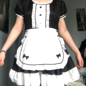 Maid Dress - Köpt på CUM clubwear. Har fläckar på förklädet och saknar en knapp. 