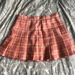 Rosa Kjol - Köpt på Cum clubwear. Inbyggda skorts!