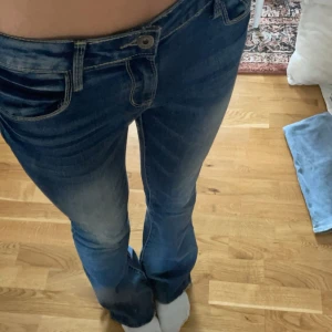 Snygga lågmidjade jeans  - Snygga lågmidjade jeans i mörkare nyans. Inte äkta jeansmatrial, billigare pris vid snabb affär