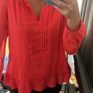 Röd/rosa blus - Säljer min super fina röd/rosa blus då den tyvärr inte kommer till andväning💕