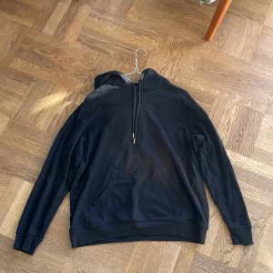Svart hoddie  - Säljer nu denna svarta hoddien från HM då den inte längre passar. Skick 8/10, storlek S. Hör av dig om fler frågor!