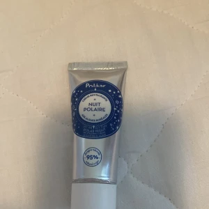Polaar Nuit Polaire - En nattkräm från Polaar med namnet Nuit Polaire. Förpackningen är silverfärgad med blå och vita detaljer. Krämen är avsedd för nattbruk och innehåller 95% naturliga ingredienser.