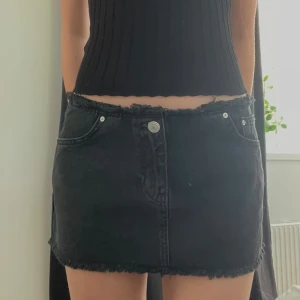 Svart jeanskjol - Säljer denna super snygga svarta jeanskjolen från pull&bear som aldrig kommit till användning💓 SLUTSÅLD, prislapp kvar!!