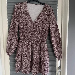 Klänning - Använd en gång. Storlek xs. Super fin och luftig🥰