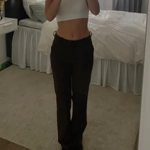 Kostymbyxor  - Mörkbruna kostymbyxor i storlek xs från Vero Moda. Jag är 162 och dem är perfekta i längden. Byxorna är stretchiga och bekväma.