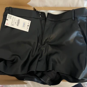 Skinn skjorts - Säljer mina oandvända skinn skjorts från zara. Aldrig andvända då jag inte lämnade tillbaka i tid💕Stl m