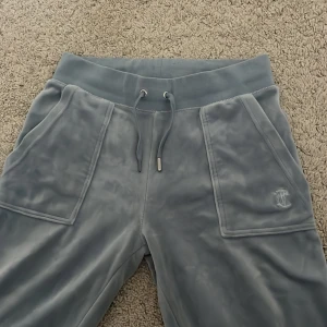 Ljusblåa Juicy couture byxor - Tyvärr har en av metall plupparna vid ena snöret åkt av men annars väldigt bra skick