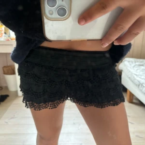 Spetshorts - Svarta spetshorts, köpta på Vinted men aldrig använda av mig, fint skick och ingen defekt, lite lite noppriga men inget som syns❤️ säljer då dom är för små för mig❤️ dem är strechiga så passar mycket olika❤️