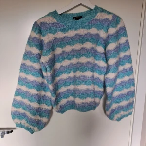 Stickad Tröja Pastell - Säljer denna supersöta och mjuka tröjan. Den är i storlek S men passar även personer med storlek M. Den är gjord i ett strechigt, mjuk material i pastellfärger! 